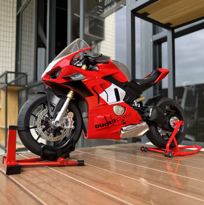 ESCALA 1:6 DUCATI V4S