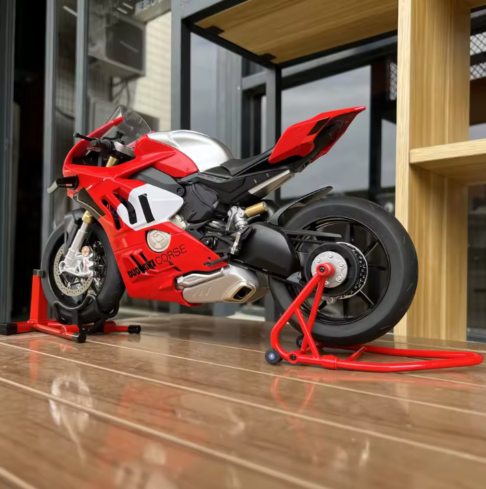 ESCALA 1:6 DUCATI V4S