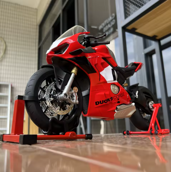 ESCALA 1:6 DUCATI V4S